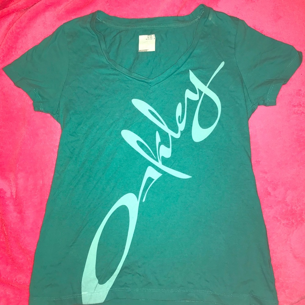 Teal Oakley V neck Tee gently used